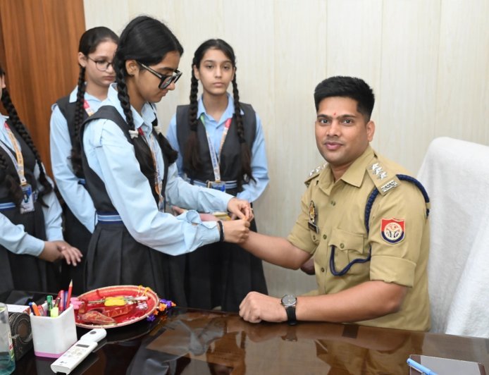 Saharanpur News: रक्षाबंधन पर दून वैली की छात्राओं ने प्रशासनिक और पुलिस अधिकारियों को बांधा रक्षासूत्र, स्कूल में सांस्कृतिक कार्यक्रमों की धूम