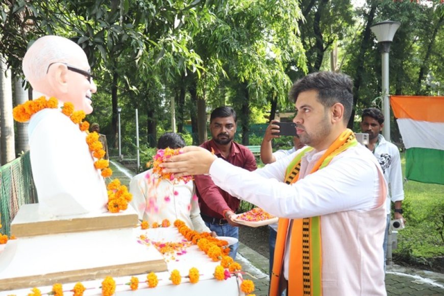 Hardoi: स्वतंत्रता दिवस पर कलेक्ट्रेट में शान से लहराया तिरंगा, बच्चों ने दी मनमोहक सांस्कृतिक प्रस्तुतियां