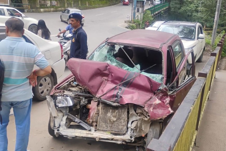 Shimla Accident News: शिमला में सड़क हादसे का शिकार हुई पुलिसकर्मियों की कार, दर्दनाक टक्कर में दो जवानों ने गंवाई जान