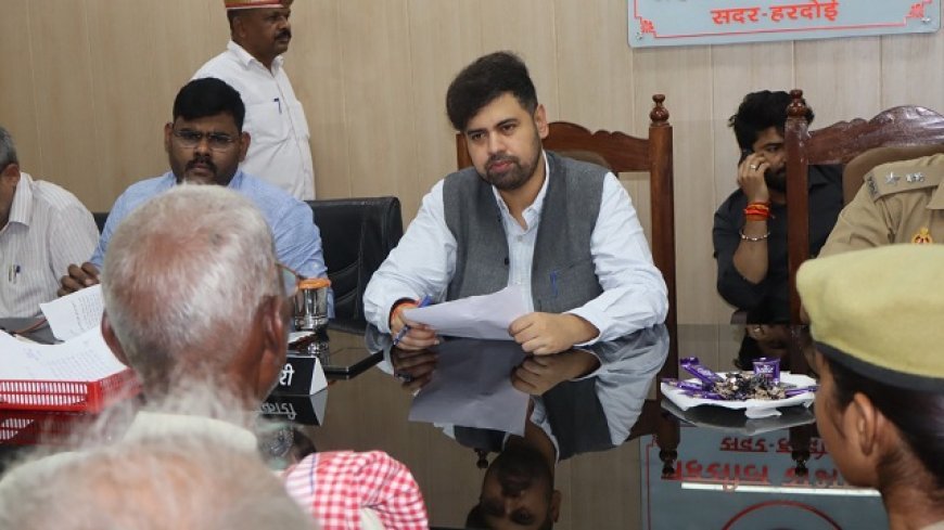 Hardoi: संपूर्ण समाधान दिवस में डीएम अनुनय झा ने सुनीं जनसमस्याएं, अधिकारियों को दिए समयबद्ध व गुणवत्तापूर्ण निस्तारण के निर्देश