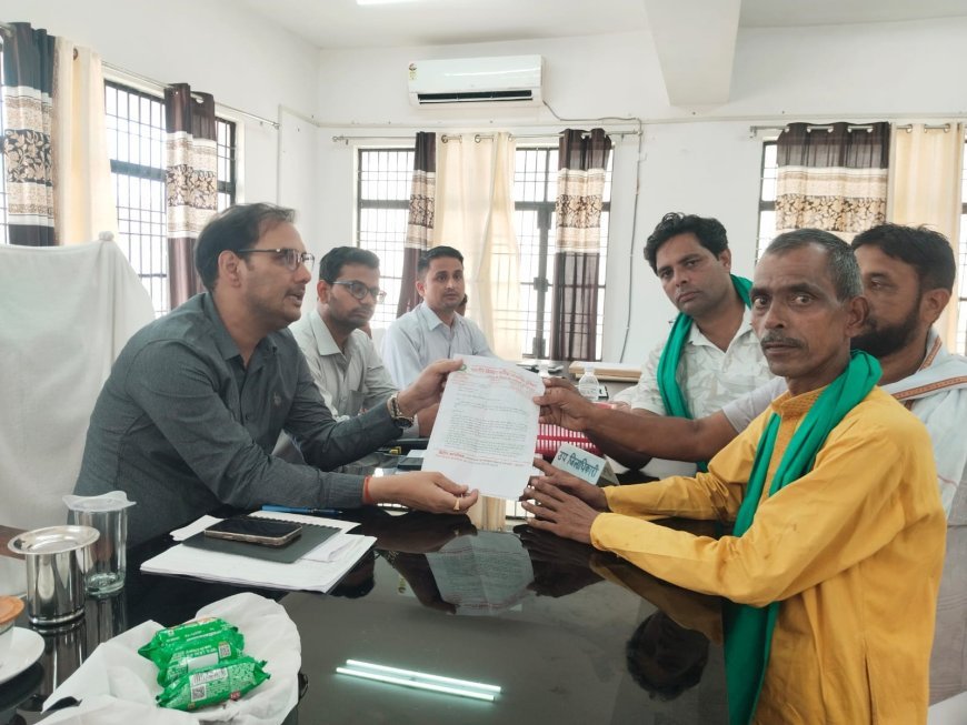 Hardoi: किसानों की समस्याओं को लेकर भाकियू का प्रदर्शन, एसडीएम को सौंपा ज्ञापन