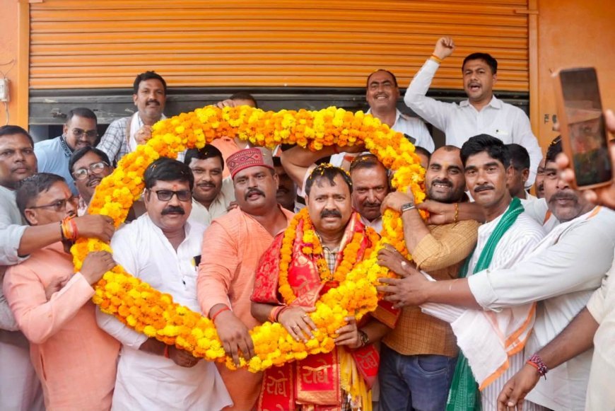 Hardoi: प्रदेश अध्यक्ष बनने के बाद पहली बार क्षेत्र पहुंचे सांसद अशोक रावत, कार्यकर्ताओं ने फूलों की बारिश से किया ऐतिहासिक स्वागत