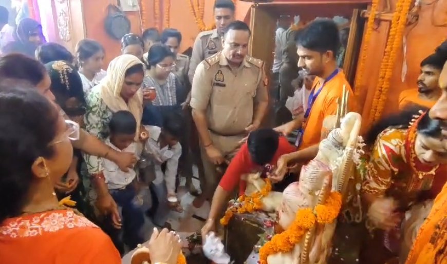 Sambhal: हर-हर महादेव से गूंजा सम्भल, सावन के पहले सोमवार पातालेश्वर महादेव में उमड़ा आस्था का सैलाब