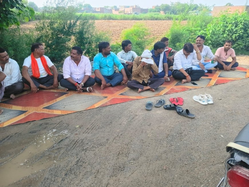 हाथरस में सड़क और बिजली समस्याओं को लेकर भाकियू टिकैत का अनिश्चितकालीन धरना, किसानों ने दी चेतावनी