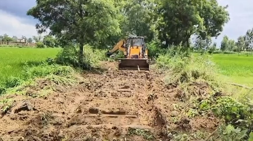 Sambhal: 7 किलोमीटर लंबी 'गुम' महिष्मती नदी को मिलेगा नया जीवन, जेसीबी से शुरू हुआ पुनरुद्धार अभियान