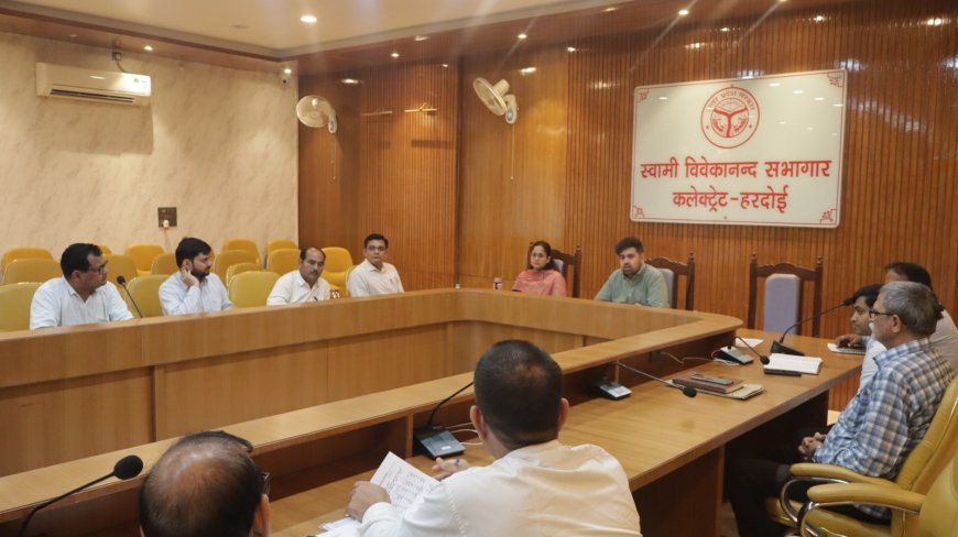Hardoi: किसानों को समय पर मिले उर्वरक, कालाबाजारी पर होगी कड़ी कार्रवाई: डीएम अनुनय झा
