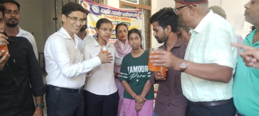 बाजपुर पीजी कॉलेज में नए विषयों की मांग को लेकर चल रही भूख हड़ताल समाप्त, जूस पिलाकर तोड़ा अनशन