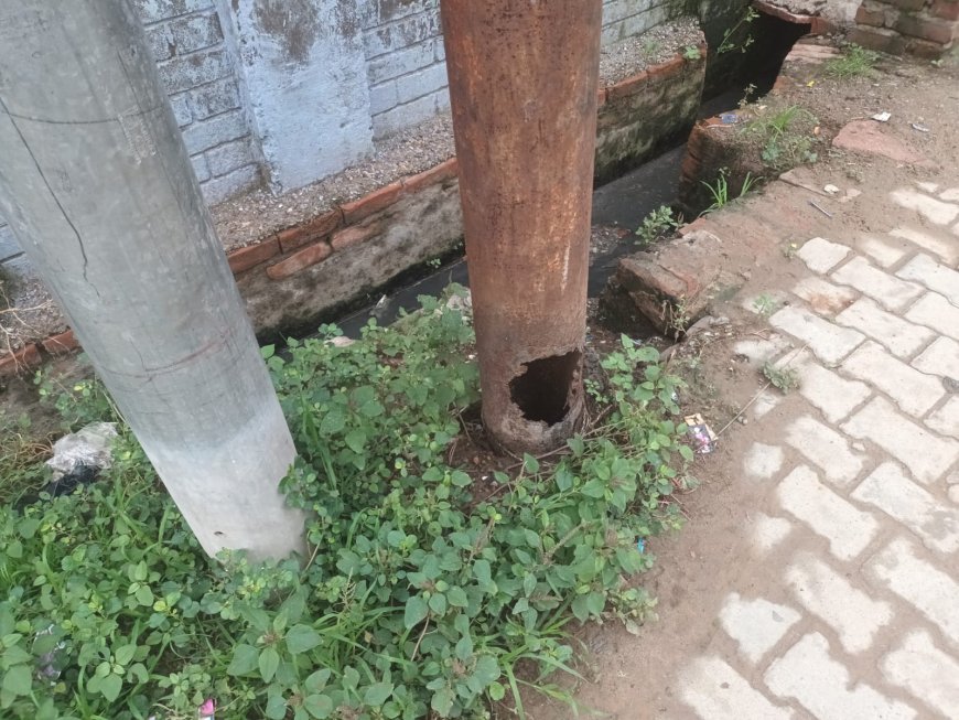 हाथरस: नानऊ मार्ग पर जर्जर बिजली का पोल दे रहा हादसे को न्योता, विद्युत विभाग ने दिया कार्रवाई का आश्वासन