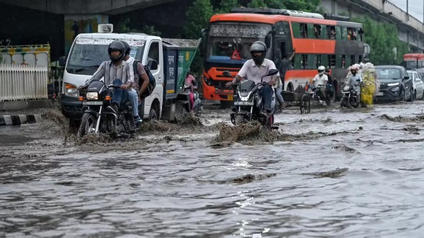 Delhi NCR Heavy Rain: दिल्ली में बारिश ने तोड़ा 15 सालों का रिकॉर्ड, जलमग्न हुईं सड़कें और फिर जारी हुआ अलर्ट 