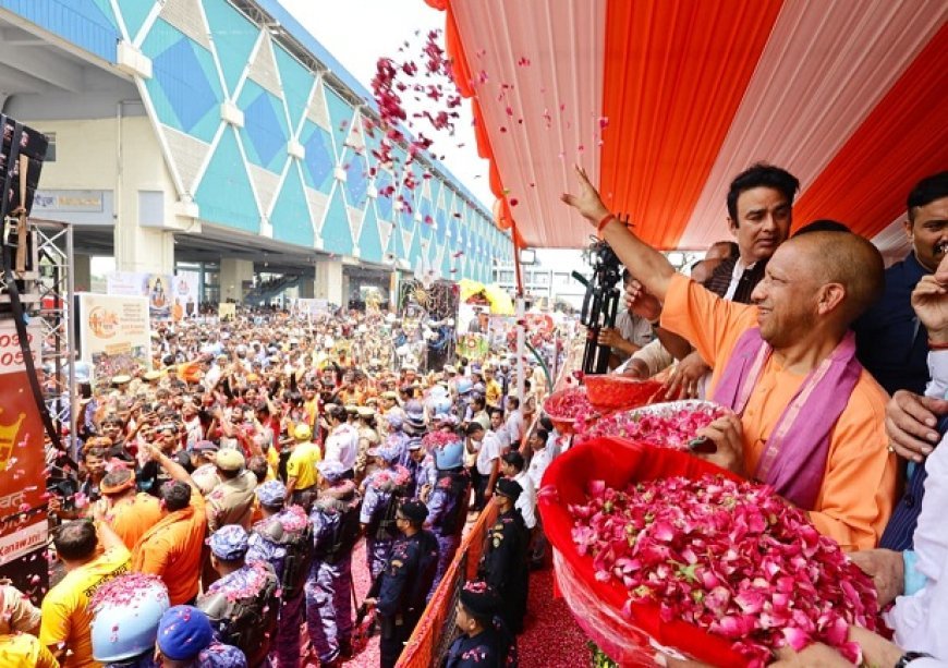 सीएम योगी ने हेलिकॉप्टर से कांवड़ियों पर की पुष्पवर्षा, ‘हर-हर बम-बम’ से गूंजा पश्चिमी यूपी