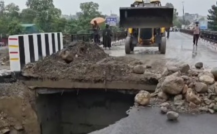 Uttarakhand PWD Action: टोंस नदी पुल की एप्रोच रोड टूटने पर शासन का बड़ा प्रहार, PWD के तीन इंजीनियर निलंबित