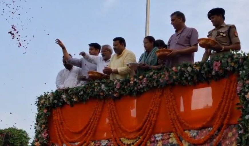 हाथरस में कांवड़ियों पर हुई पुष्पवर्षा, जन प्रतिनिधियों और प्रशासनिक अधिकारियों ने किया स्वागत