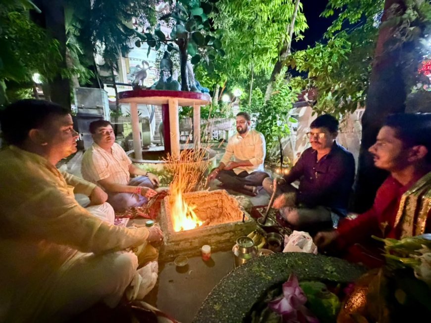 हरदोई: आबकारी मंत्री नितिन अग्रवाल के जन्मदिन पर बाँके बिहारी सेवा समिति ने किया फल वितरण और हवन-पूजन