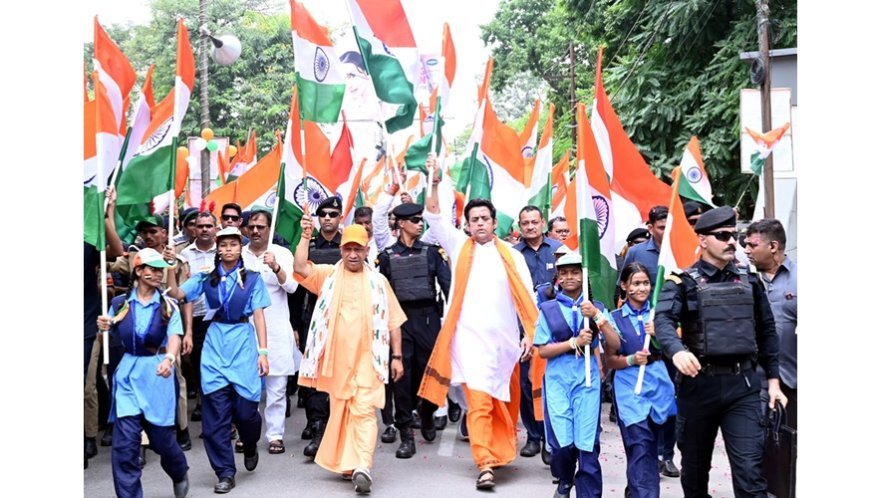Gorakhpur: सीएम की अगुवाई में उमड़ा जन-समुद्र, गूंजा राष्ट्र प्रथम का उद्घोष-तिरंगा यात्रा में दिखा देशभक्ति का भव्य रंग