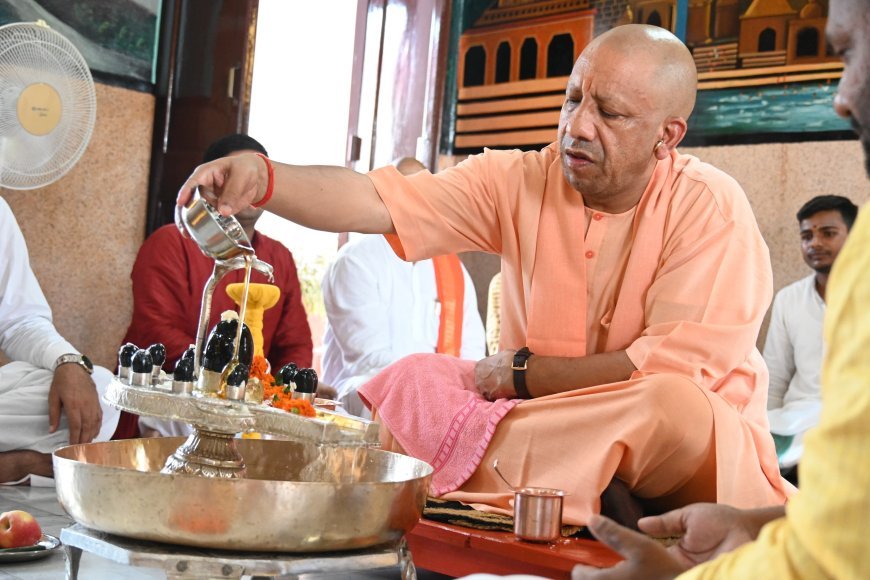 गोरखनाथ मंदिर में मुख्यमंत्री योगी आदित्यनाथ ने किया रुद्राभिषेक, प्रदेशवासियों की सुख-समृद्धि की मांगी दुआ