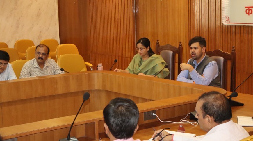 Hardoi Development Review: विकास कार्यों में लापरवाही पर हरदोई डीएम सख्त, भरखनी बीएमएम और कछौना एडीओ को नोटिस जारी
