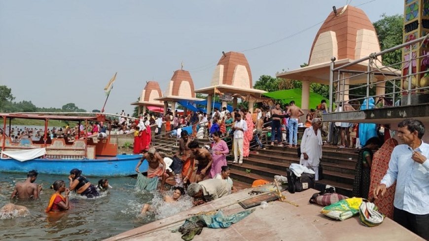 Sitapur: श्रावण की हरियाली अमावस्या पर नैमिष धाम में उमड़ा आस्था का सैलाब, राजघाट-चक्रतीर्थ पर श्रद्धालुओं ने लगाई डुबकी