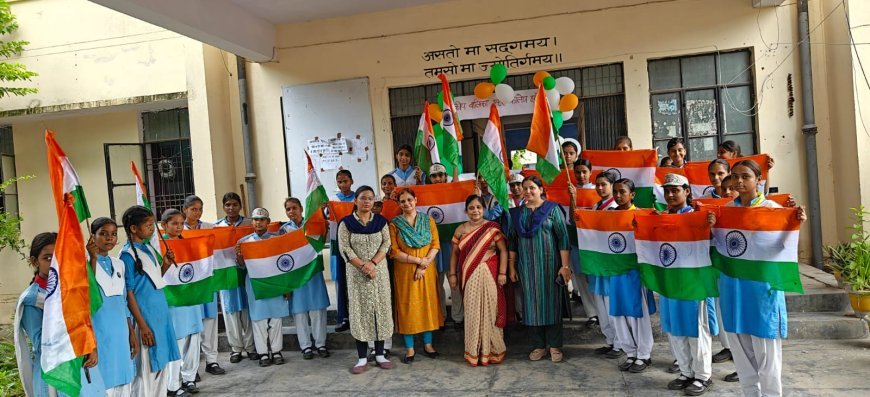 Hardoi: हर घर तिरंगा अभियान: छात्राओं को दिलाया देशभक्ति का संदेश, ध्वज सम्मान व फ्लैग कोड की दी जानकारी
