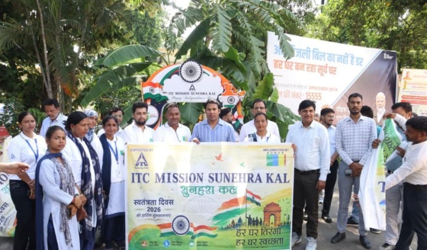 Saharanpur News: कलेक्ट्रेट में बने सेल्फी पॉइंट पर जिलाधिकारी ने ली सेल्फी, 'हर घर तिरंगा' अभियान की अपील