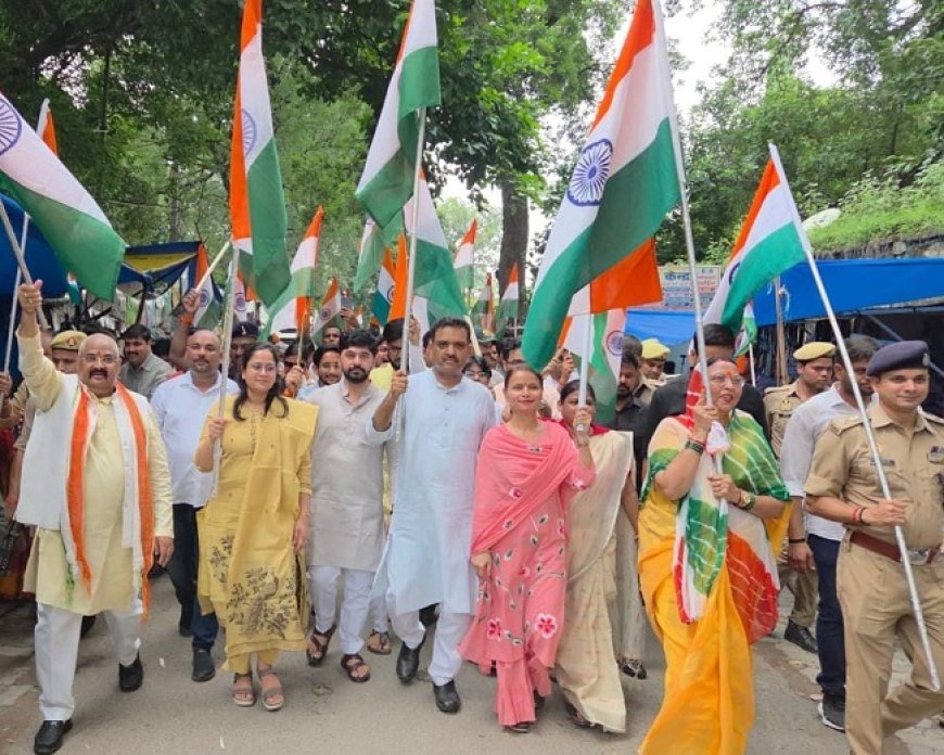 Hardoi: आजादी के जश्न में जोश से सराबोर दिखे युवा से लेकर वृद्ध, तिरंगा यात्रा में गूंजा राष्ट्रभक्ति का संदेश