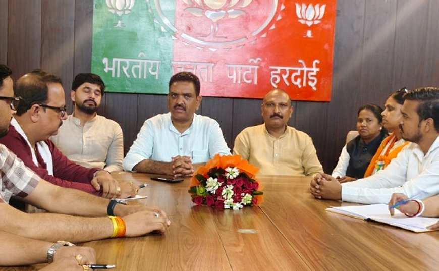Hardoi: प्रभारी मंत्री असीम अरुण ने भाजपा जिला संगठन के साथ की चर्चा, स्वतंत्रता दिवस की तैयारियों पर मंथन