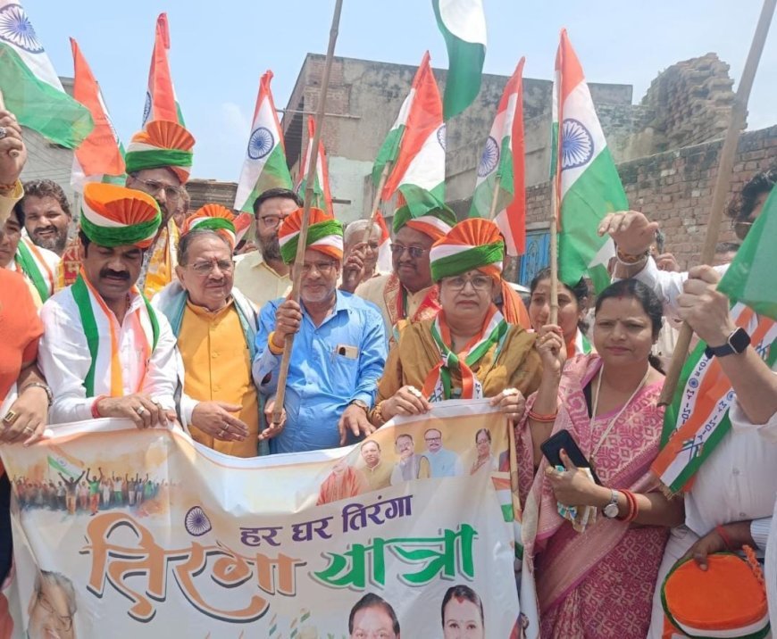 Hathras News: हाथरस में बीजेपी ने निकाली भव्य तिरंगा यात्रा, शहीद पार्क पहुंचकर शहीदों को दी श्रद्धांजलि