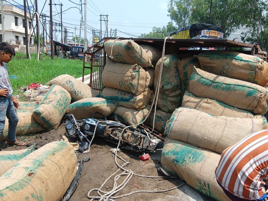 Hathras Accident News: हाथरस में मिर्च से लदा टेंपो बाइक पर पलटा, दो लोग गंभीर रूप से घायल होकर अलीगढ़ रेफर