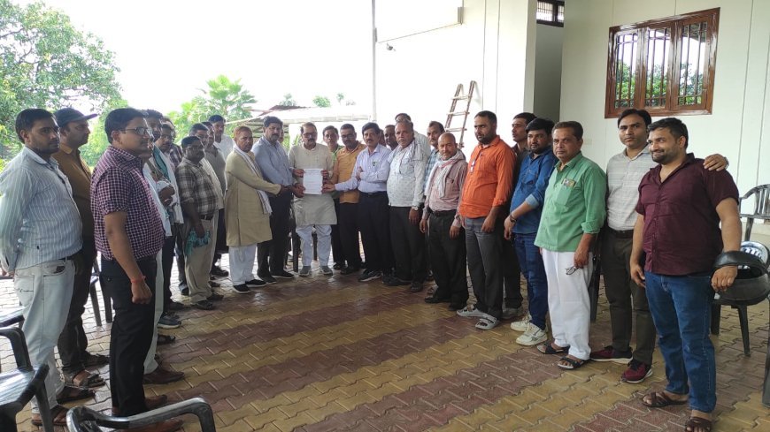 Hathras News: वीडियो कॉल से ऑनलाइन निरीक्षण का विरोध, प्राथमिक शिक्षक संघ ने विधायक को सौंपा ज्ञापन