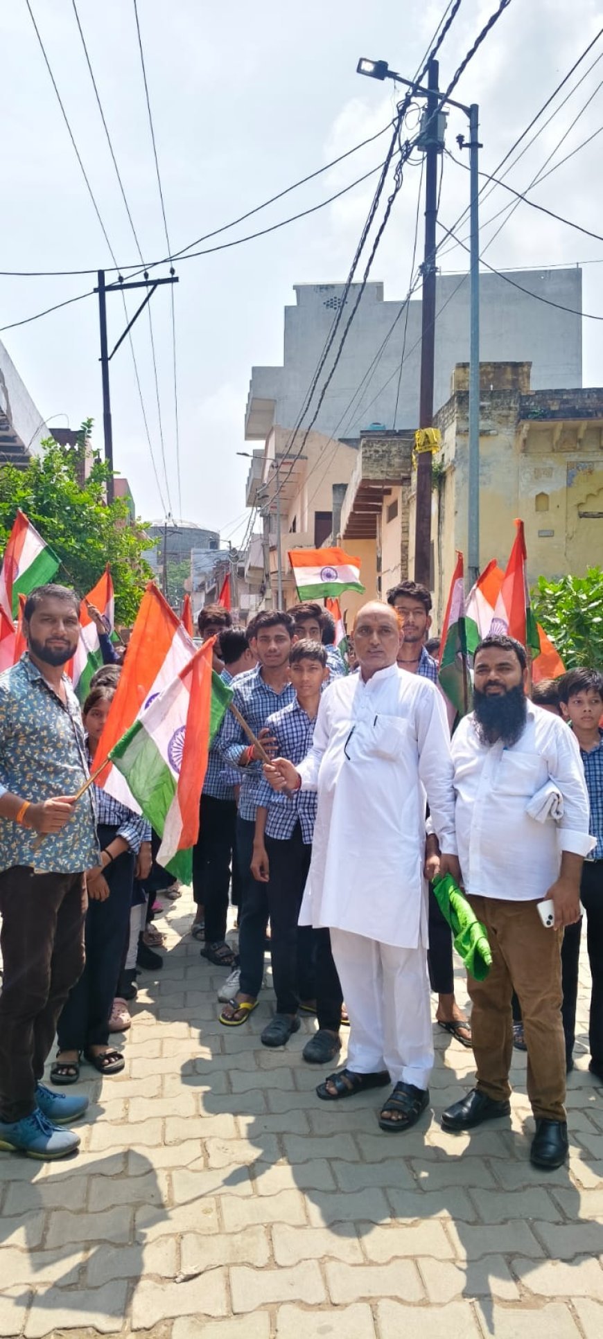 Hathras News: सिकंदराराऊ में स्कूली बच्चों ने निकाली भव्य तिरंगा रैली, देशभक्ति के नारों से गूंजा शहर