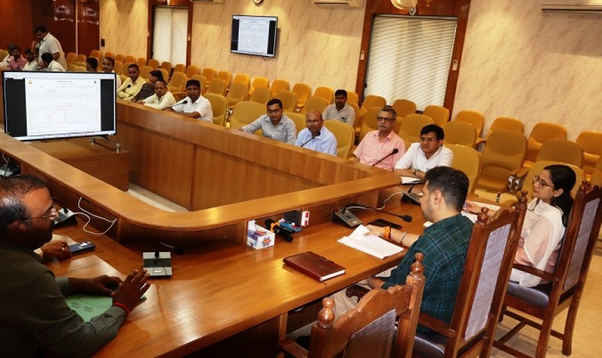 Hardoi: मुख्यमंत्री युवा उद्यमी योजना की सुस्त रफ्तार पर डीएम सख्त, अधिकारियों को दिए तेजी लाने के निर्देश