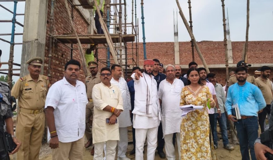 Sitapur: वैदिक थीम पर बन रहे तोरण द्वार के निर्माण में घटिया सामग्री देख भड़के प्रभारी मंत्री, अफसरों को लगाई फटकार 