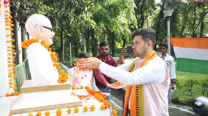 Hardoi: स्वतंत्रता दिवस पर कलेक्ट्रेट में शान से लहराया तिरंगा, बच्चों ने दी मनमोहक सांस्कृतिक प्रस्तुतियां