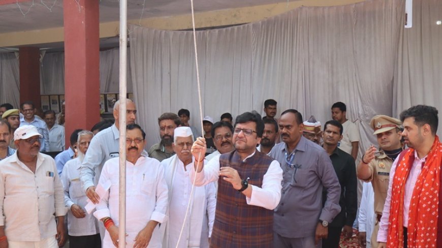 Hardoi: गांधी भवन में राज्य मंत्री नितिन अग्रवाल ने किया ध्वजारोहण, स्वतंत्रता संग्राम सेनानियों के परिजनों को किया सम्मानित