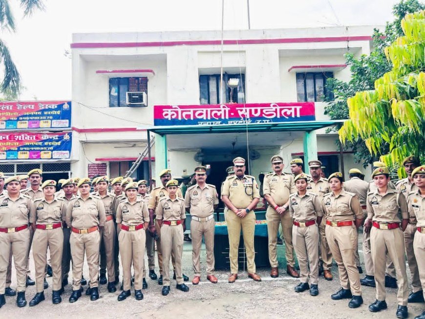 Sandila: संडीला कोतवाली में शान से फहराया तिरंगा, पुलिसकर्मियों ने लिया कर्तव्यनिष्ठा का संकल्प