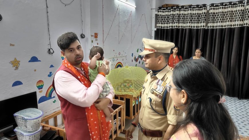 Hardoi स्वतंत्रता दिवस पर डीएम-एसपी ने अडॉप्शन सेंटर में बच्चों संग बांटी खुशियां, उपहार पाकर खिले नन्हे चेहरों पर मुस्कान