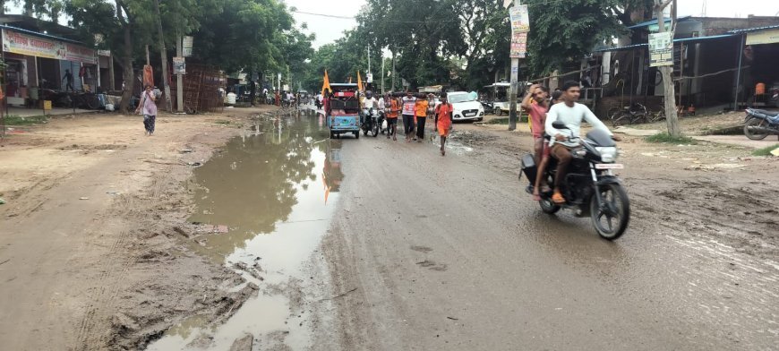 Sitapur: सावन के तीसरे सोमवार को देवदेवेश्वर धाम में उमड़ा आस्था का सैलाब, कीचड़ भरे रास्ते ने श्रद्धालुओं की बढ़ाई मुश्किलें