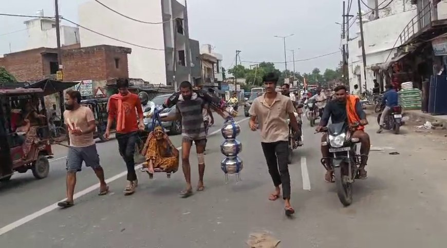 Hathras: अनोखी कांवड़ यात्रा: कंधों पर एक ओर कलश, दूसरी ओर दादी को लेकर निकला राजीव