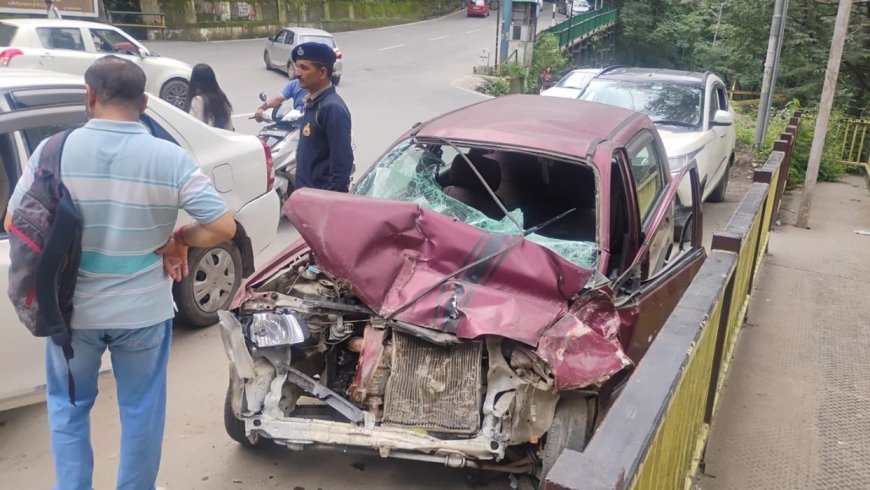 Shimla Accident News: शिमला में सड़क हादसे का शिकार हुई पुलिसकर्मियों की कार, दर्दनाक टक्कर में दो जवानों ने गंवाई जान