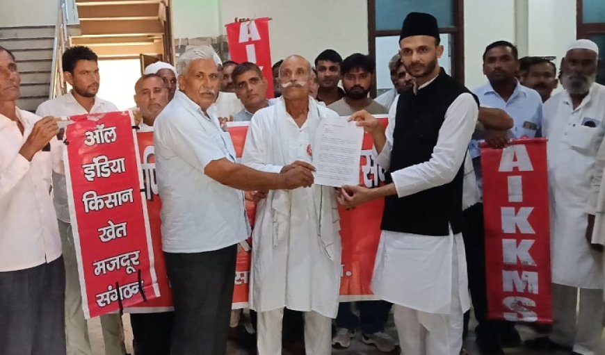 Sambhal: किसानों की मांगों को लेकर सांसद बर्क को सौंपा ज्ञापन, सरकार को चेतावनी—मांगें नहीं मानीं तो 26 नवंबर से होगा बड़ा आंदोलन