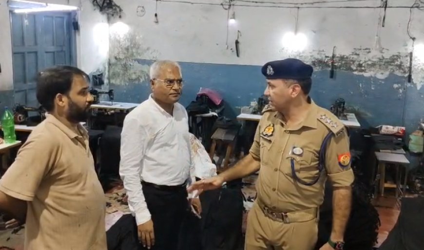 Sambhal: रिहायशी मकान में चल रहे थे अवैध जींस-जूता कारखाने, प्रशासन का छापा; थमाया नोटिस