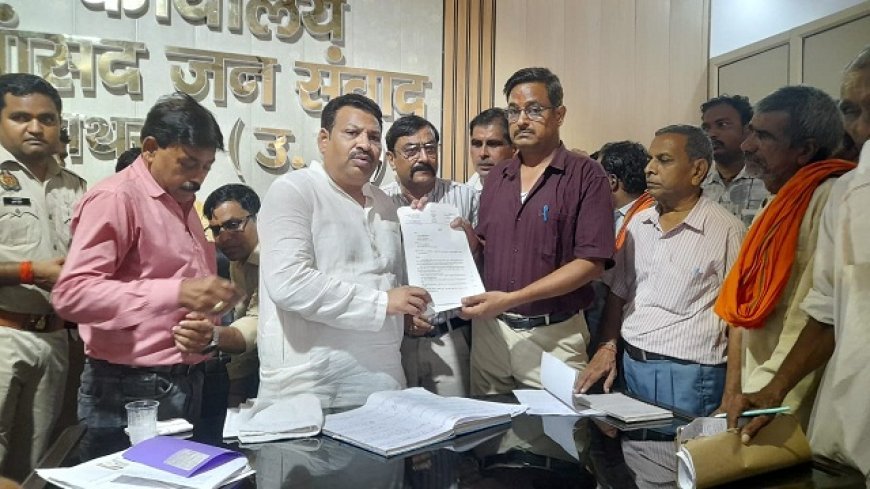 Hathras: वंदे भारत के अलीगढ़ ठहराव की मांग, सांसद को सौंपा ज्ञापन