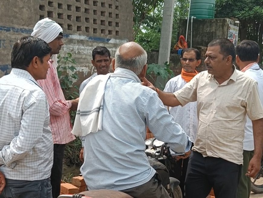 Hathras: नाली निर्माण को लेकर ग्रामीणों में तकरार, अफसरों की समझाइश के बाद शुरू हुआ काम