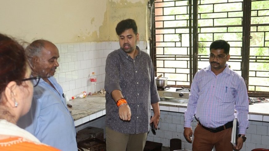 Hardoi: जिलाधिकारी के औचक निरीक्षण में छात्रावासों की खुली पोल, अव्यवस्थाओं पर जताई नाराजगी