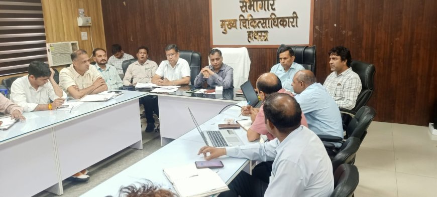 Hathras News: आयुष्मान और जीरो पॉवर्टी कार्ड बनाने में लाएं तेजी, सीएमओ ने सासनी सीएचसी का किया औचक निरीक्षण