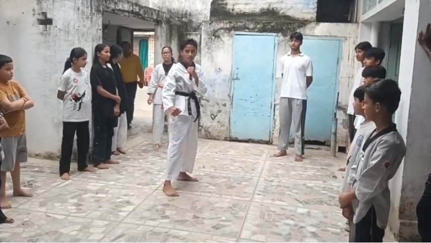 सम्भल के तीन होनहार ताइक्वांडो खिलाड़ियों ने रचा इतिहास, दक्षिण कोरिया के कुक्कीवॉन से हासिल की ब्लैक बेल्ट