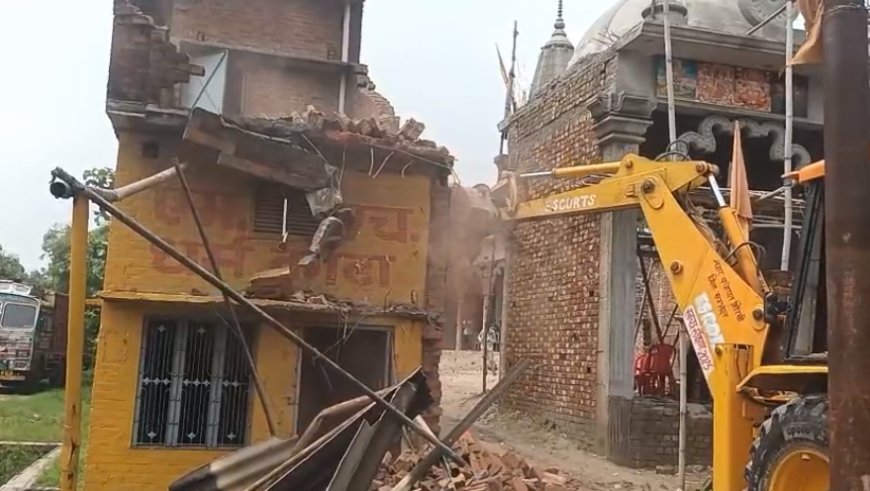 Sambhal: चामुंडा मंदिर की जमीन से कब्जा हटाने पहुंचा बुलडोजर, कांग्रेस नेता की कोठरी पर कार्रवाई