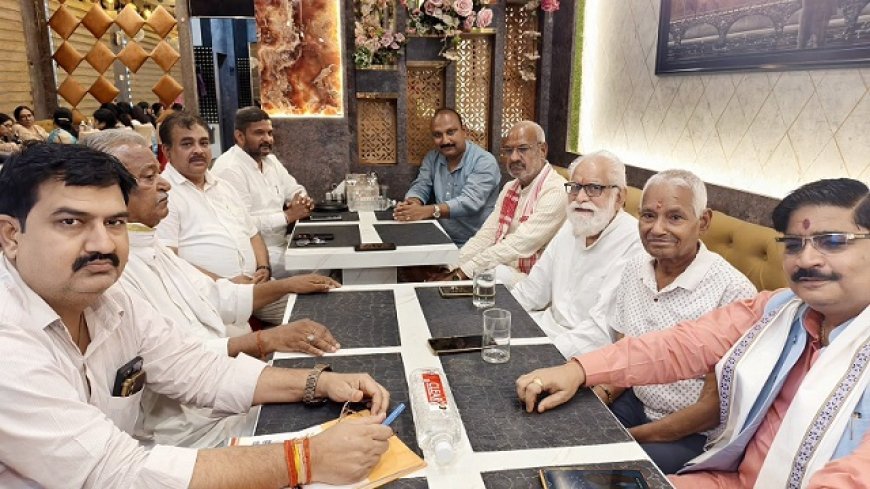 Hardoi: हरदोई में भाजपा के पूर्व जिलाध्यक्षों की मासिक बैठक, संगठन को बूथ स्तर तक मजबूत करने पर मंथन