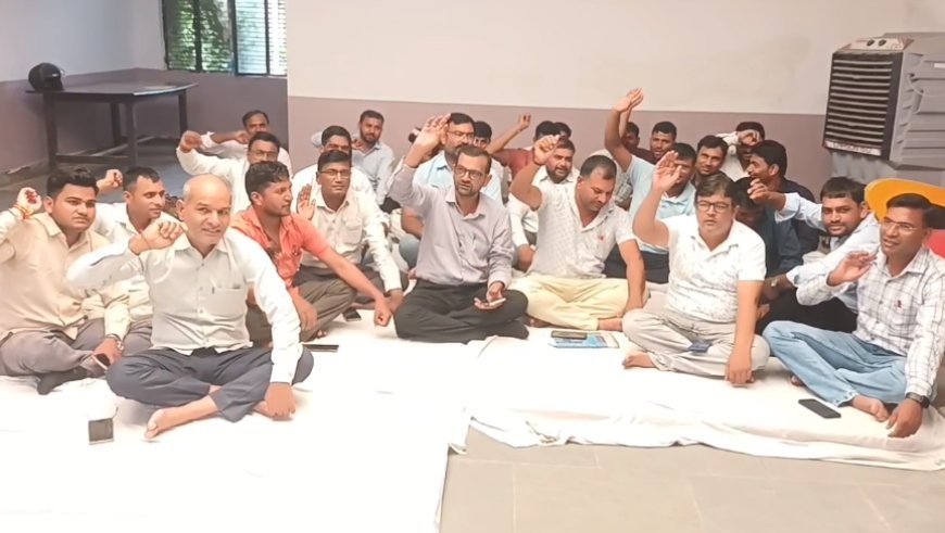 Sambhal: तहसील परिसर में लेखपालों का धरना, एंटी करप्शन की कार्रवाई के विरोध में जताया आक्रोश