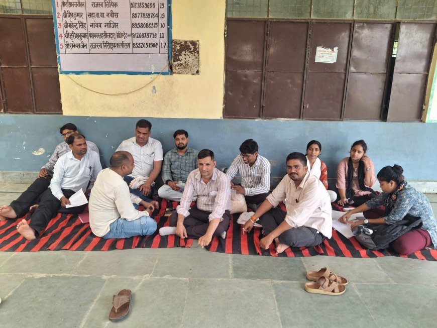 हाथरस में लेखपालों ने थाना समाधान दिवस का किया बहिष्कार, ट्रैप कार्रवाई के विरोध में दिया धरना