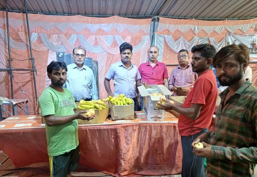 Hathras: हाथरस में महंगाई के खिलाफ राष्ट्रीय अधिकार मोर्चा का अभियान, 30 रुपये किलो बांटी चीनी